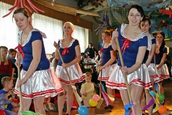 Fasching im Sommer? - Die müssen doch närrisch sein! - Der Langenreinsdorfer Faschingsclub - hier die närrischen Damen des Vereins - kehrt nun erstmals im Sommer durch - bei Abendveranstaltungen am 8. und 9. Juli sowie beim Kinderfasching 10. Juli. 