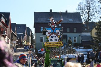 Fasching in Bildern: So feiern die Erzgebirger die fünfte Jahreszeit - Der Umzug zum 107. Skifasching in Oberwiesenthal wurde von Skikaiser Christopher I. hoch über den Köpfen des Fußvolks angeführt.