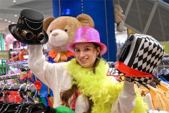 Fasching in Chemnitz: Beliebte Kostüme, geplante Partys und Pfannkuchen-Tradition in der Bäckerei - In der Faschings-Abteilung von Galeria Kaufhof werden alle fündig. Verkäuferin Sophie Loos zeigt, welche Accessoires zu Fasching passen.