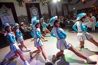 Fasching in Frankenstein: Wenn der Frühling streikt und der Winter säuft - Faschingsauftakt 2025 in Frankenstein: Die Funkengarde des FKK ist seit Jahren eine Augenweide.