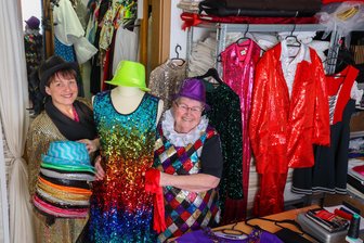 Fasching in Glauchau: Was, wenn man nichts anzuziehen hat? - Bei Isabell Feßner (links) und Eva Bliefner stehen dieses Jahr Glitzerkostüme hoch im Kurs.