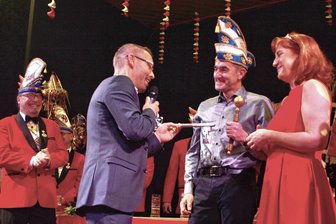 Fasching in Wechselburg: Narrenkino ist Programm - Zur Auftaktveranstaltung des WCV übergab Bürgermeister Daniel Bergert den Rathausschlüssel ans Prinzenpaar.