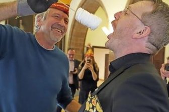 Fasching ist rum - OB muss zum Narren-Test - FKK-Präsident Achim Bressler (l.) unterzieht OB Sven Krüger noch einem letzten Test. 
