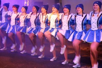 Fasching mit vielen Fragezeichen - Die Mühltroffer Gardemädchen bezauberten vor dem Schützenhaus mit Charme, Tanz und kecken Pudelmützen. 