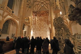 Fasching, Politik und Theater: Vier Tipps für eine unterhaltsame Woche in Mittelsachsen - Am Aschermittwoch wird im Dom zu Freiberg ein neues Fastentuch des Künstlers Michael Morgner den Altar bis Ostern verhüllen.