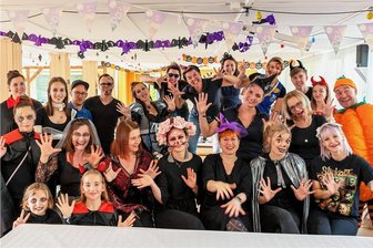 Fasching zwischen Rochlitz und Penig: Wo und wann die Narren feiern - Mitglieder des Faschingsclub Penig haben sich Halloween-Party in Chursdorf, die der Verein organisiert hat, schon einmal für die neue Saison warm gemacht. Auftakt in Penig ist am Abend des 11.11.. 