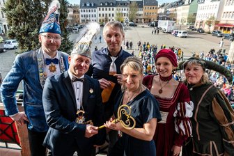 Faschingsauftakt in der Region Rochlitz: Wo wird am 11. 11. Party gemacht? - So sah der Rathaussturm in Rochlitz im Vorjahr aus. Das am längsten amtierende Prinzenpaar Elisabeth I. und Närrin Heidi I. übergab das Amt an Prinz Dominik I. und Prinzessin Claudia II. Oberbürgermeister Frank Dehne gab nicht nur den Schlüssel, sondern auch seine Krawatte her.