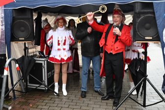 Faschingsauftakt in Westsachsen: Was die Narren zur Eröffnung der fünften Jahreszeit am 11.11. planen - Friedliche Machtübergabe am Rathaus in Wilkau-Haßlau. WCC-Präsident Lutz Voigtmann übernimmt aus den Händen von Bürgermeister Stefan Feustel die Schlüsselgewalt.
