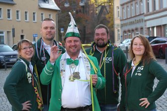 Faschingsclub Geringswalde: Vereinschef tritt Rückzug an - Anne Susann Kuhrau-Schramm (l.) löst Ronny Hill (Mitte) als Vereinschef ab.