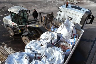 Faschingsclub Penig verwandelt Kronkorken in Hilfe für Krebspatienten - Die Kronkorken-Sammelaktion vom Faschingsclub Penig ist beendet. Am Donnerstag wurden die Big Bags mit Kronkorken am Schützenhaus auf einen Lkw geladen und abtransportiert.