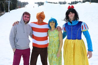Faschingsgaudi auf der Piste: Ski-Spaß im Erzgebirge lockt zahlreiche Besucher an - Kunterbunt (v.l.): Marek Plachý , daneben der gleichnamige Skipot-Betreiber Marek Plachý sowie Zuzana Nyberova und Thomas Müller.