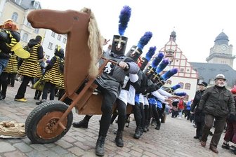 Faschingsnarren belagern Skipisten und Straßen - 