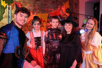Faschingsspaß im Erzgebirge: Hier feiern Kinder eine große Party - Ritterfasching (v.li.): Kevin Habelitz, Lara, Anton mit Mama Nicole Schuster und Pauline Schmiedl.