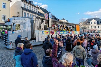 Faschingsumzug in Hainichen: Mehr Kamelle und weniger Konfetti - Der Hainichener Karnevalsklub (HKK) war schon im Vorjahr mit einem Truck in der Stadt unterwegs. Am 5. Februar gibt es erneut einen Faschingsumzug des HKK, wieder mit viel Musik und Süßigkeiten, aber wohl mit weniger Konfetti. 