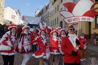 Faschingsumzug in Hohenstein-Ernstthal: Was Besucher wissen müssen - Straßenfasching, wie hier im Januar 2024 in Meerane, ist beliebt beim Ro-We-He. Der letzte selbst ausgerichtete Umzug ist aber inzwischen 30 Jahre her.