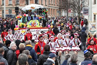 Faschingsumzug, Nachtflohmarkt und mehr: Tipps für das Faschingswochenende im Vogtland - Zum diesjährigen Faschingsumzug werden mehr als 800 Teilnehmer und tausende Besucher am Straßenrand erwartet. Auch Ministerpräsident Kretschmer soll die Spitzenstadt besuchen.