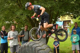 Faselfehler und Plattfuß kosten Halbfinale - Beim Lauf zur Offenen Deutschen Meisterschaft in Thalheim siegte Robin Lehnert jüngst souverän in der Klasse Elite. Auf internationalem Parkett gingen die Träume für ihn allerdings nicht ganz in Erfüllung.