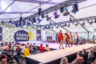 Fashion Night, Feste, Konzerte und Comedy: Was es am Wochenende in Westsachsen zu erleben gibt - Zu den Höhepunkten der Mercedes Fashion Night zählen die exklusiven Präsentationen vieler Zwickauer Einzelhändler und regionaler Mode-Labels im großen Laufsteg-Zelt auf dem Hauptmarkt.