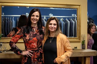 Fashionday in Plauen: Modenschau kommt an - Gut lachen hatten die beiden Plauenerinnen Stephanie David (links) und Lyudmyla Siglach am Wochenende.