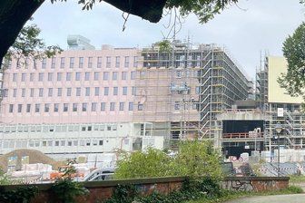 Fassade am Simmel-Neubau in Chemnitz: Wie es zur Farbwahl kam - Einige Farben der Johanniskirche finden sich am neuen Simmel-Gebäude wieder. Die Turmsteine sind aus Hilbersdorfer Porphyrtuff.