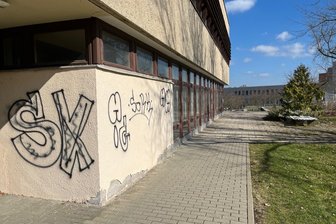 Fassade der alten Unibibliothek in Freiberg mit 40 Graffiti beschmiert - Die alte Unibibliothek an der Agricolastraße in Freiberg ist am Wochenende mit zahlreichen Graffiti besprüht worden.
