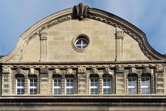 Fassade gehört zum Rathaus - Diese Fassade wurde vor 1922 in Plauen errichtet. Sie gehört zum Neuen Rathaus an der Marktstraße.
