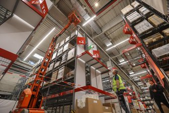Fassade, Technik, Gastro: Millionenschwere Frischekur für Chemnitzer Ikea-Möbelhaus - Im Selbstbedienungslager, wo vorher schwarze Hochregale standen, werden jetzt helle Regale mit neuen Schildern aufgebaut.