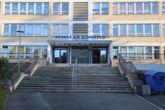 Fassadenarbeiten in den Ferien: Schule am Windberg in Zwickau-Marienthal wird umgestaltet - Die Schule am Windberg wird umfassend saniert.