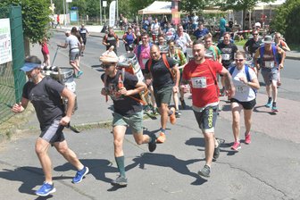 Fassathlon-Weltmeisterschaft in Freiberg: Was ein Fass auf dem Rücken mit Sport zu tun hat - Wie im vergangenen Jahr ist beim Fassathlon Start und Ziel am Johannisbad.