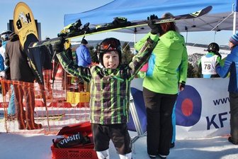 Fast 100 Schüler in Augustusburg auf der Piste - So sehen Sieger aus: Hans Porstmann gewann in der Altersklasse U 10 die Goldmedaille.
