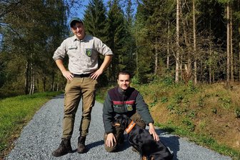Fast 15 Kilometer Waldwege im Forstrevier Bad Elster erneuert - David Neubert und Revierförster Christoph Schultis auf einem der erneuerten Wege.