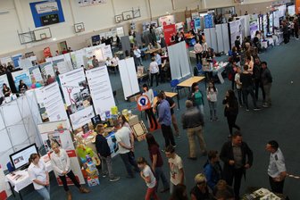 Fast 1700 Besucher kommen zur Ausbildungsmesse - Teils dicht umlagert waren die Info-Stände der Unternehmen bei der Ausbildungsmesse in Mittweida.