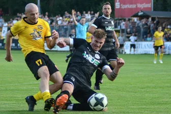 Fast 1700 Fans bei Plauener Derbysieg - Im Vogtlandderby wird ordentlich zugepackt. Plauens Eric Träger (links) verhindert hier gegen Aleksandrs Guzlajevs die einzige echte Chance für die Auerbacher in der ersten Halbzeit.