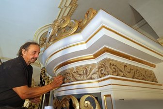 Fast 300 Jahre alte Malerei an Silbermannorgel entdeckt - Restaurator Thomas Heinicke arbeitet die freigelegte Malerei an der Silbermannorgel auf.