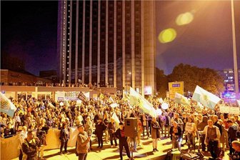 Fast 3000 Personen bei Protesten im Chemnitzer Zentrum - Am Chemnitzer Marx-Monument fand eine Abschlusskundgebung des Aufzuges des Bündnisses "Chemnitz steht auf" statt. An der nahm nur noch ein Teil der Demonstranten teil, die zuvor am Schillerplatz gestartet waren. 
