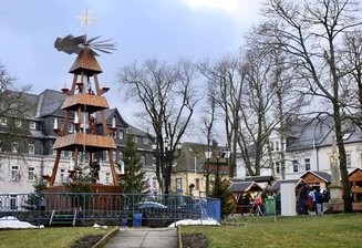 Fast 34.000 Euro für Deutschlands höchstgelegene Pyramide - Die Pyramide auf dem Markt in Oberwiesenthal stammt aus dem Jahr 1975.