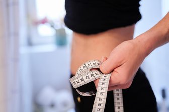 Fast 40 Prozent mehr Essstörungen bei Mädchen und jungen Frauen in Sachsen diagnostiziert - Ist mein Bauch flach genug?