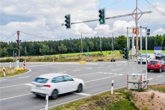 Fast 40 Unfälle, eine Tote und über 20 Verletzte: So geht's auf der Kreuzung bei Schneeberg weiter - Seit September 2020 regelt eine Baustellenampel den Verkehr auf der Weißbacher Kuppe bei Schneeberg. 