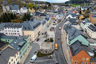 Fast 400 Jahre alte Bergstadt verordnet sich Frischekur - Der Markt in Ehrenfriedersdorf soll in den nächsten Jahren durch mehr Bäume deutlich grüner werden. Damit soll zugleich der Bereich um das Eiscafé in der Marktmitte attraktiver gestaltet werden.