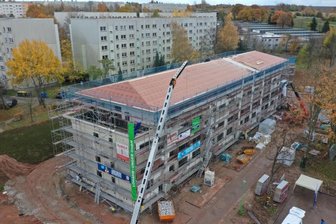 Fast 50 Jahre alter Plattenbau wird zum modernen Wohnblock - Moderne Hülle, alter Kern: Aus einem DDR-Plattenbau entsteht in Neuplanitz ein moderner Wohnblock.