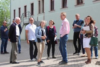 Fast 50 Projekte mit Fördergeld umgesetzt - Der Rundgang führte die Teilnehmer vorbei an der ehemaligen Bürgerschule, unter ihnen Bürgermeisterin Silke Franzl (Bildmitte v. l.) und Bauamtsleiterin Iris Schmidt, rechts Yvonne Sickel.