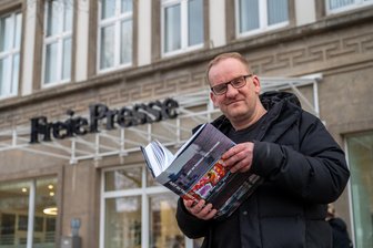 Fast 500 Seiten dick und über drei Kilo schwer: Die Hallenkunst als Buch ist da - René Kästner stellt sein Hallenkunst-Buch vor. Die Hallenkunst war im Kulturhauptstadtjahr ein erfolgreiches Kunstprojekt im öffentlichen Raum und der Markthalle.