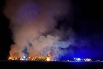 Fast 700 Strohballen brennen zwischen Erlau und Geringswalde - Polizei ermittelt auch zu weiteren Brandstiftungen - Das brennende Strohlager in der Nacht zum Montag an der Aitzendorfer Straße zwischen Erlau und Geringswalde.