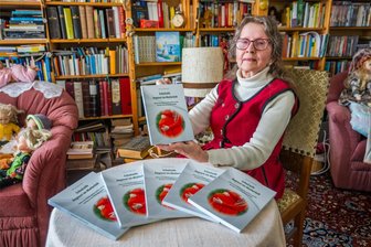 Fast 80-jährige Autorin aus dem Erzgebirge sagt: Schulreife beginnt im Mutterleib - Ruth Kock-Reifschneider in ihrem Zuhause in Eibenstock. Im Alter von 79 Jahren hat sie ihr erstes Buch veröffentlicht.