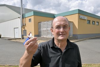 Fast abgesoffen, jetzt ein Sportjuwel: Die verrückte Rettung der Zwickauer Tennis- und Badmintonhalle - Er hat mehr als nur die Schlüsselgewalt: Der neue Eigentümer Wolfgang Hertrampf vor dem Tennis- und Badmintoncenter Zwickau.