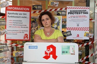 Fast alle Apotheken geschlossen: Worauf sich Patienten einstellen müssen - Auch Daniela Hähnel von der Linda-Apotheke in der Zwickauer Nordvorstadt beteiligt sich an der Protestaktion. Sie fordert wie ihre Kollegen in Westsachsen, dass endlich die Pauschale pro Packung steigt. Hier hat sich seit zehn Jahren nichts getan.
