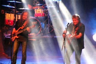 Fast alle Puhdys im Tivoli Freiberg vereint - 2017 standen Dieter „Quaster" Hertrampf (r.) und Peter Rasym zum letzten Mal gemeinsam auf der Tivoli-Bühne.