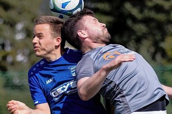 Fast alles bleibt beim Alten - Im April siegte Tony Seyfarth (rechts) mit seiner SG Kürbitz noch mit 4:1 bei der SpVgg Heinsdorfergrund. In Heinsdorf gab es am Wochenende ein klares 4:0 für die SpVgg um Robert Schaller (links). 