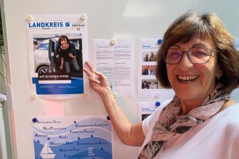 Fast drei Jahrzehnte war sie die Stimme des Landrats: Die Zwickauer Kreissprecherin Ilona Schilk geht in den Ruhestand - Ilona Schilk wirft einen Blick auf einen ganz besonderen Landkreis-Kurier, den ihre Kollegen gestaltet haben.
