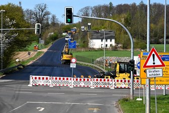 Fast ein Oster-Wunder: Autobahnzubringer zur A 4 in Hainichen wird doch früher fertig - Der Autobahnzubringer in Hainichen. Die S 201 hatte am Mittwoch die erste neue Fahrbahnschicht.